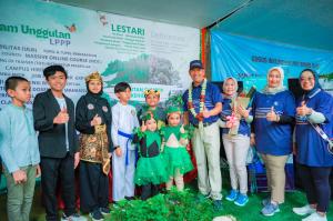 Rektor UNNES Prof. Dr. S Martono Bersama Peserta Bazar